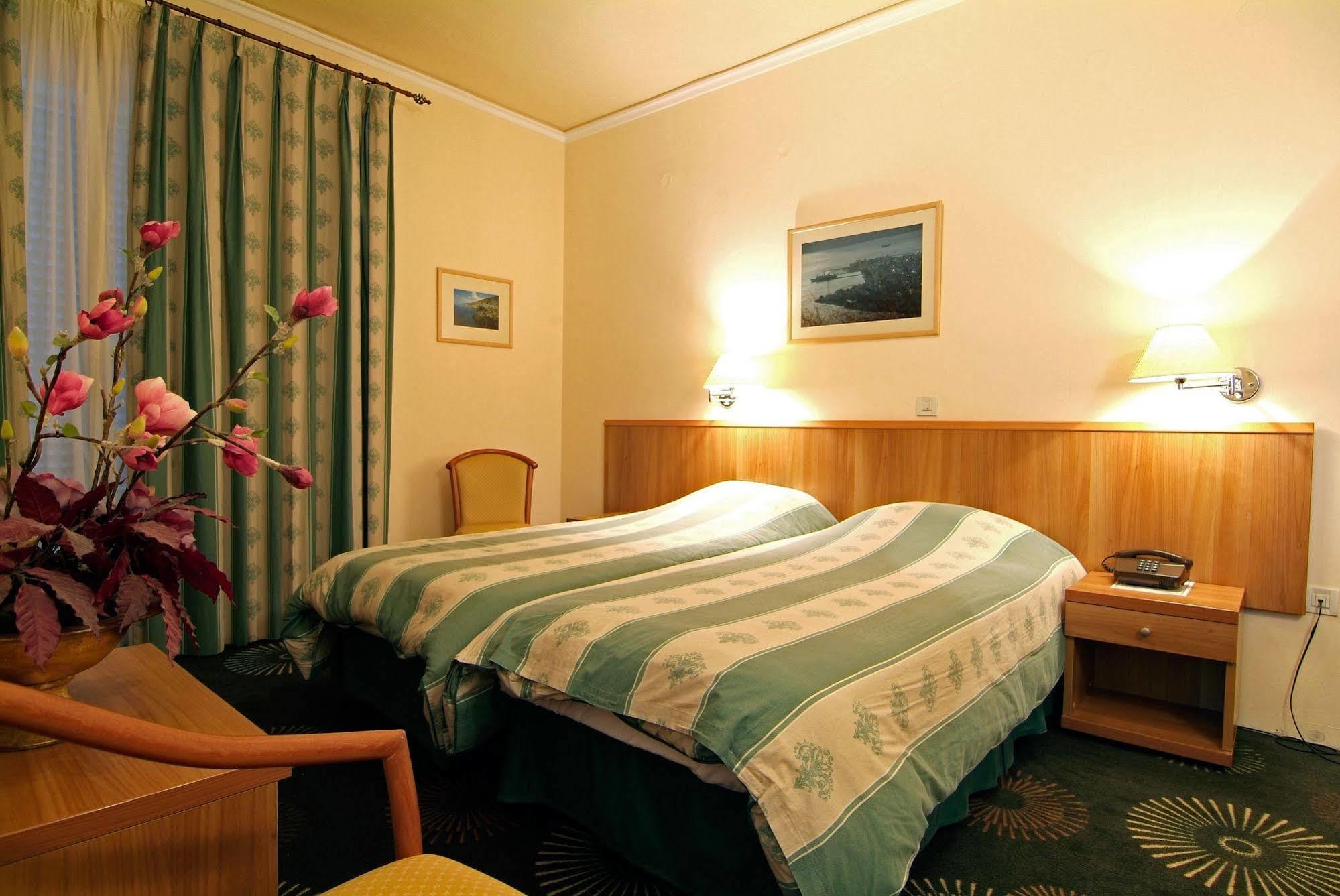 Hotel Kalafati Itea Luaran gambar