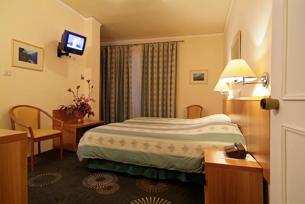 Hotel Kalafati Itea Luaran gambar